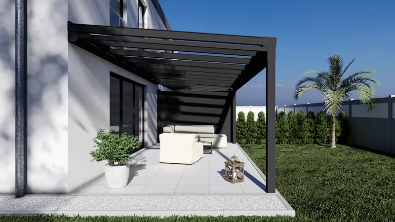 Schwarzes Terrassendach mit eng gesetzten Querprofilen an einer weißen Hauswand, darunter helle Loungemöbel auf einer Terrasse