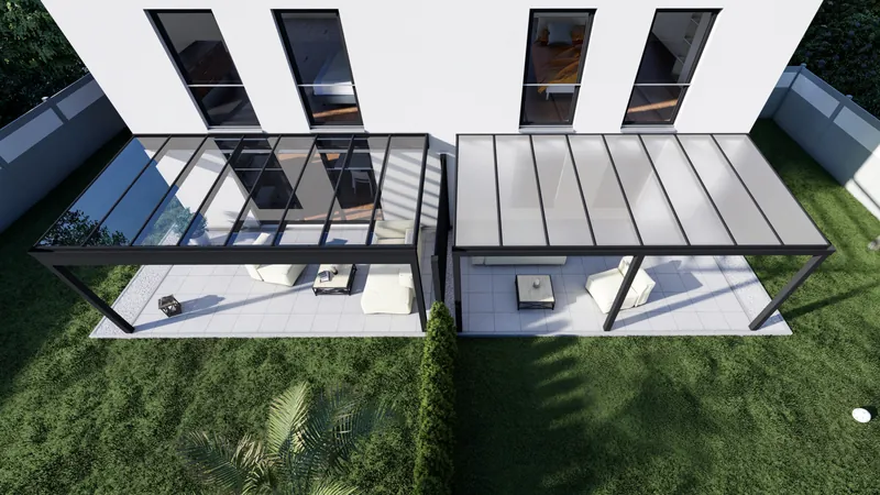 Zwei nebeneinander liegende Terrassendächer mit Glas- und Kunststoffeindeckung über einer Hausterrasse, Sicht von schräg oben