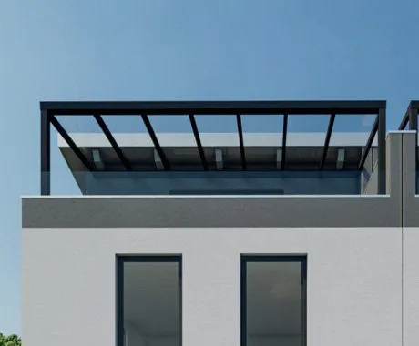 Glasüberdachung mit schwarzen Sparren über einer Dachterrasse an einem weißen Haus
