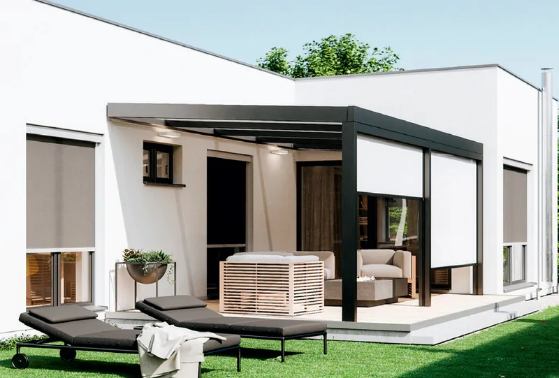 Terrassenüberdachung mit senkrecht heruntergelassener Markise an der Seite und Sonnenliegen im Vordergrund