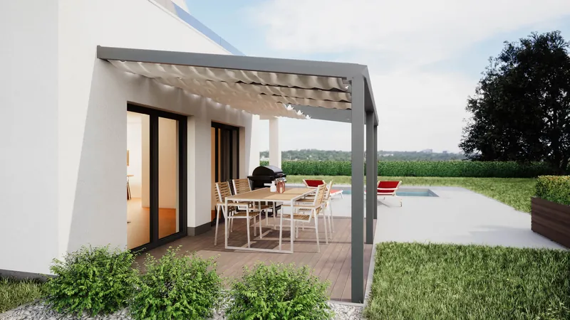 Anthrazitfarbenes Terrassendach mit faltbarem Sonnensegel über einem Esstisch, im Hintergrund Pool und Liegen