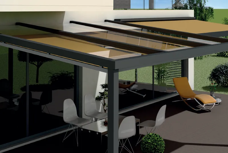 Sandfarbene Unterdachmarkise unter einer Glaseindeckung über einer Terrasse mit weißen Stühlen