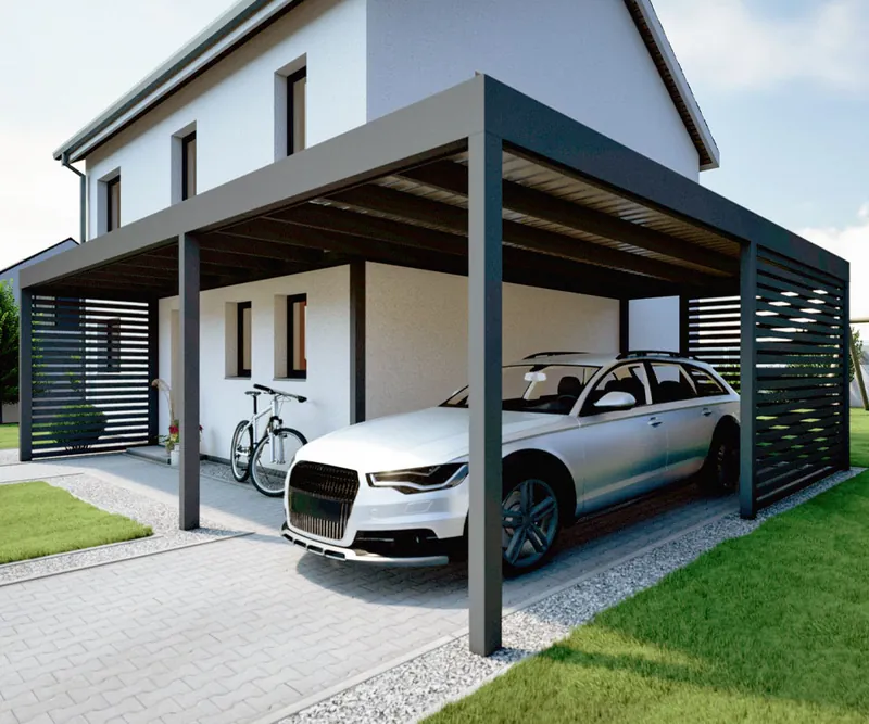 Carport mit Eingangsüberdachung, Holzoptik an der Dachunterseite und seitlichen Lamellenwänden vor einem Wohnhaus