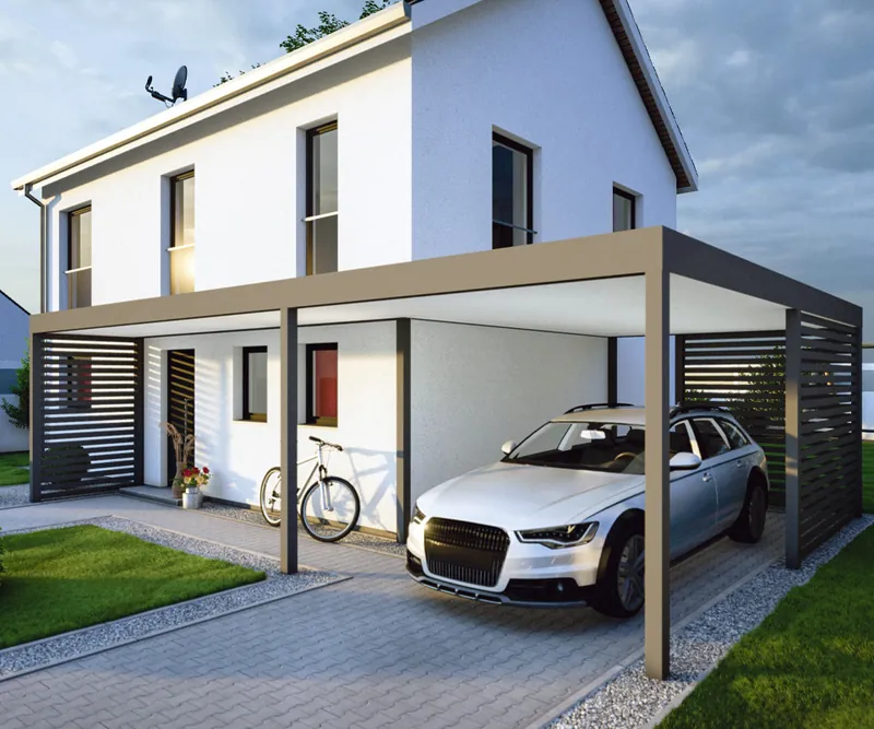 Carport mit anschließender Eingangsüberdachung an einem weißen Wohnhaus, Lamellenwände an beiden Seiten, Pkw und Fahrrad darunter