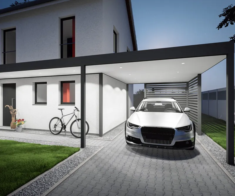 Carport mit weißer Dachunterseite und LED-Spots, daneben der überdachte Hauseingang, Pkw und Fahrrad