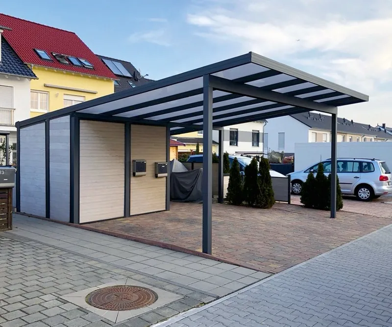 Carport mit Pultdach und angebautem Geräteraum mit Briefkästen an einer Straßenecke