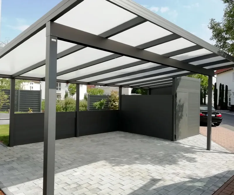 Carport mit opalweißem Pultdach, anthrazitfarbenen Sichtschutzwänden und angebautem Geräteraum