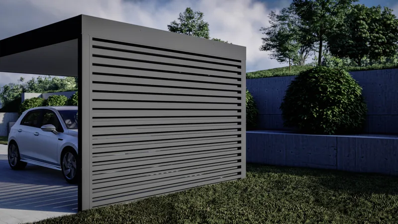 Seitenwand eines Carports mit horizontalen Aluminium-Lamellen in Grau vor Gartenszene mit Betonmauer