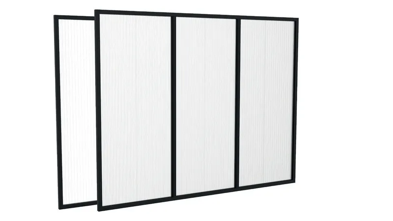 Seitenwand aus Polycarbonat-Stegplatten in schwarzem Rahmen, ein Feld zur Seite geschoben, freigestellt