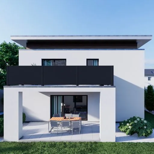 Balkon mit geschlossener schwarzer Aluminiumbrüstung an einem weißen Haus mit überdachter Terrasse