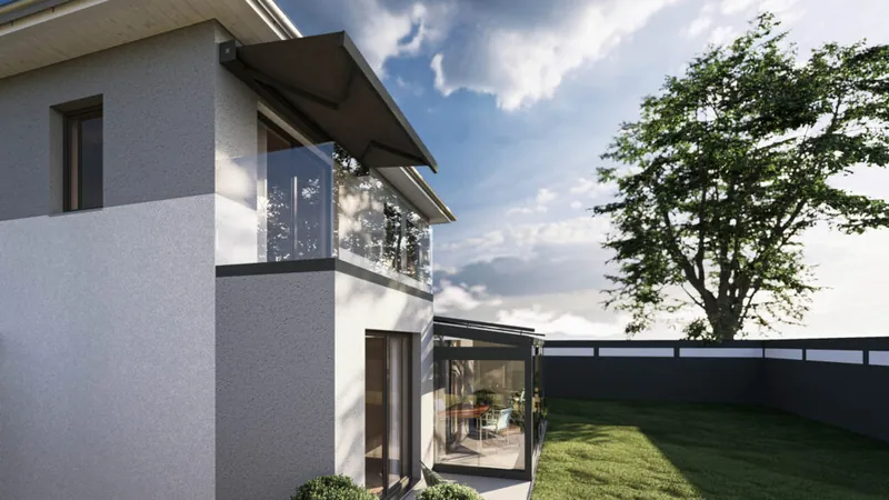 Klares Glasgeländer an einem Obergeschossbalkon eines modernen Hauses, im Garten Terrassendach und Baum