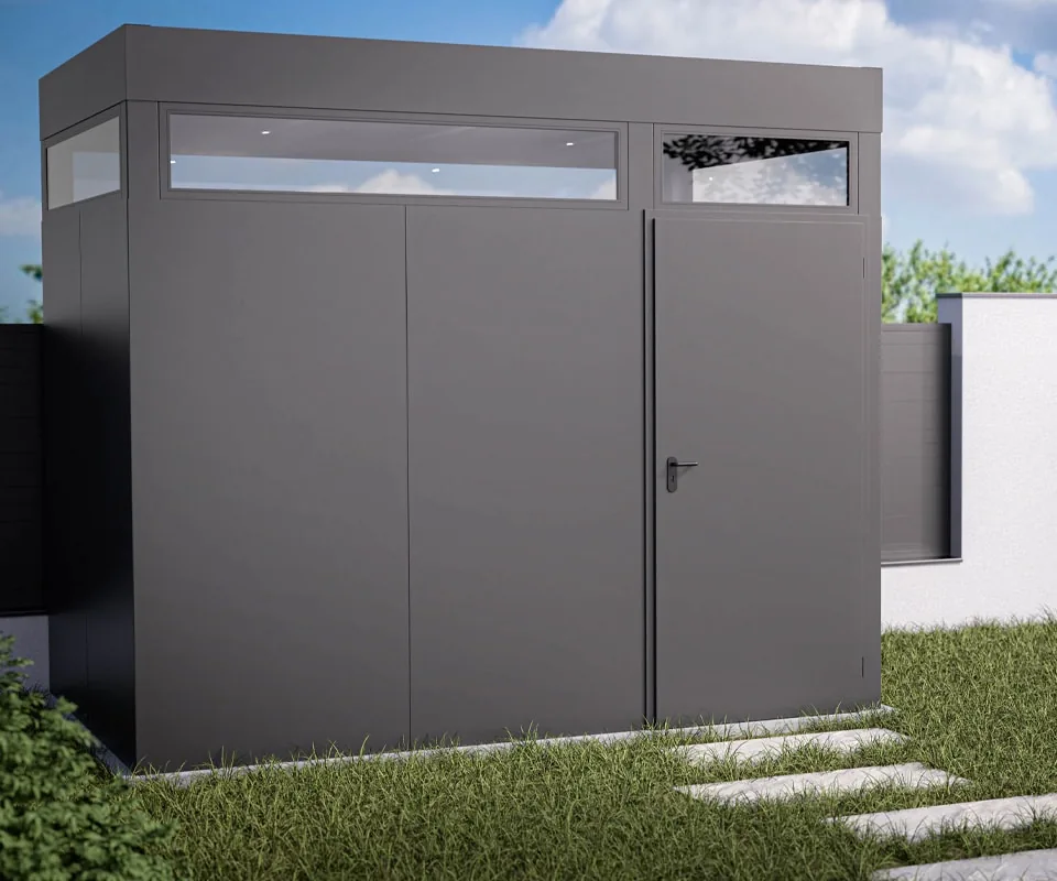 Kubisches Gerätehaus in Graualuminium mit Zweiflügeltür, Einzeltür und Oberlicht-Band im Garten