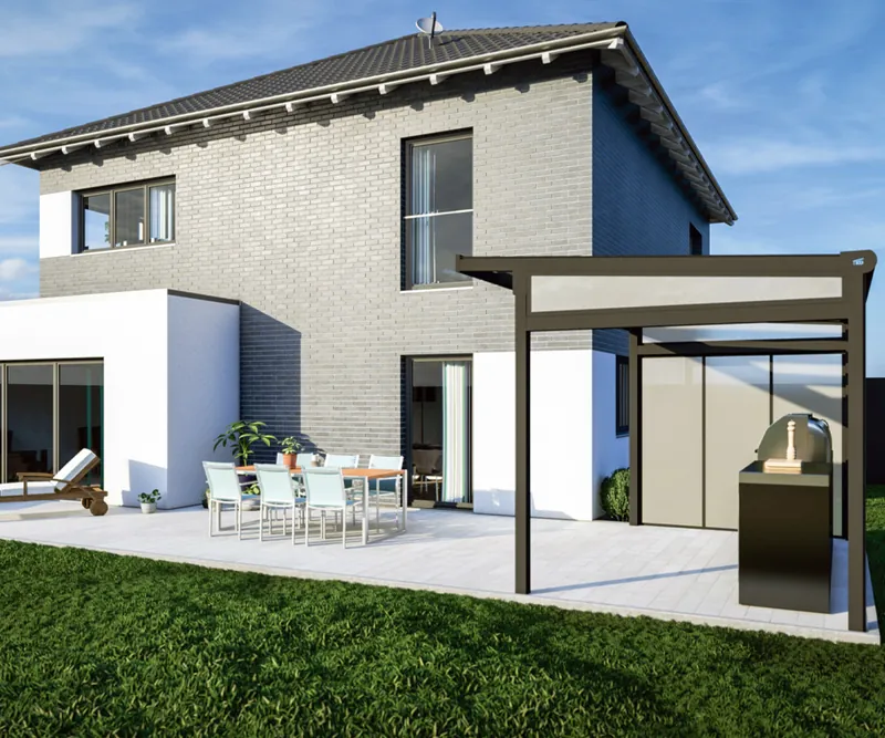 Überdachte Grillstation an einem Klinkerhaus mit geschlossener Rückwand und Esstisch auf der Terrasse