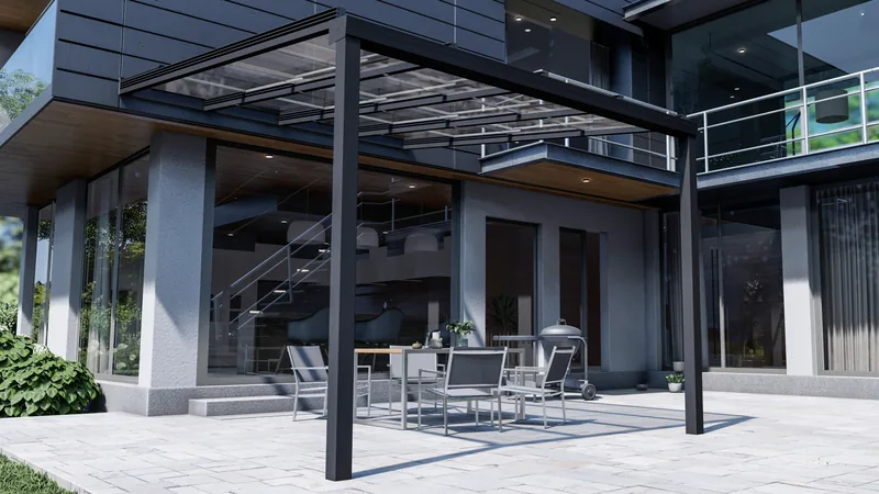 Anthrazitfarbenes Schiebedach mit verschiebbaren Glaselementen über einer Terrasse vor moderner Glasfassade, Essgruppe und Grill