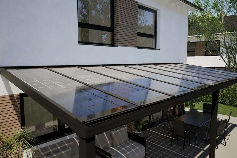 Terrassenüberdachung mit Solarmodulen in der Eindeckung an einem Wohnhaus mit Holzfassade, darunter Esstisch und Sessel