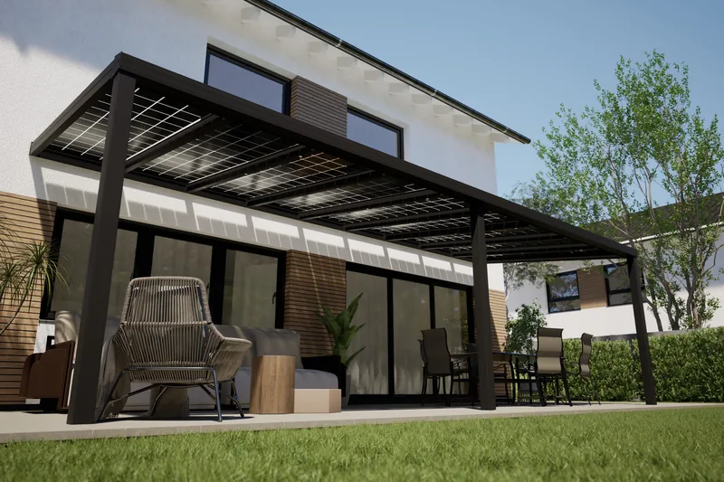 Schrägansicht eines Terrassendachs mit Solarmodulen zwischen schwarzen Sparren, Stützen und Gartenmöbel im Vordergrund