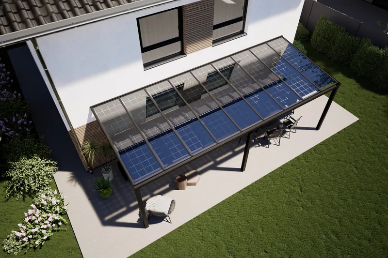 Vogelperspektive auf ein langes Terrassendach mit Solarmodulen an einem Wohnhaus, Terrasse und Rasen