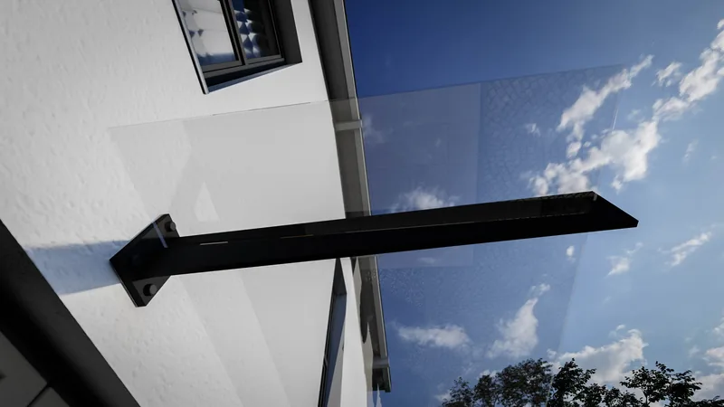 Klares Glasvordach an schwarzem Wandträger vor blauem Himmel mit Wolken, von unten gesehen